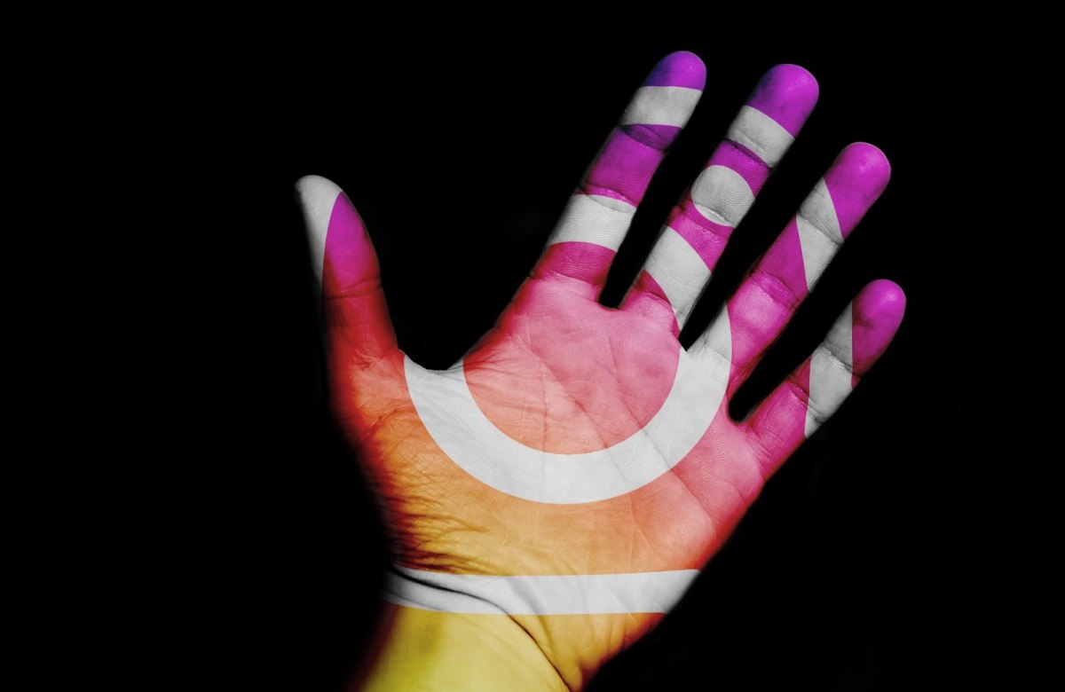 Das Instagram Logo auf einer Hand.