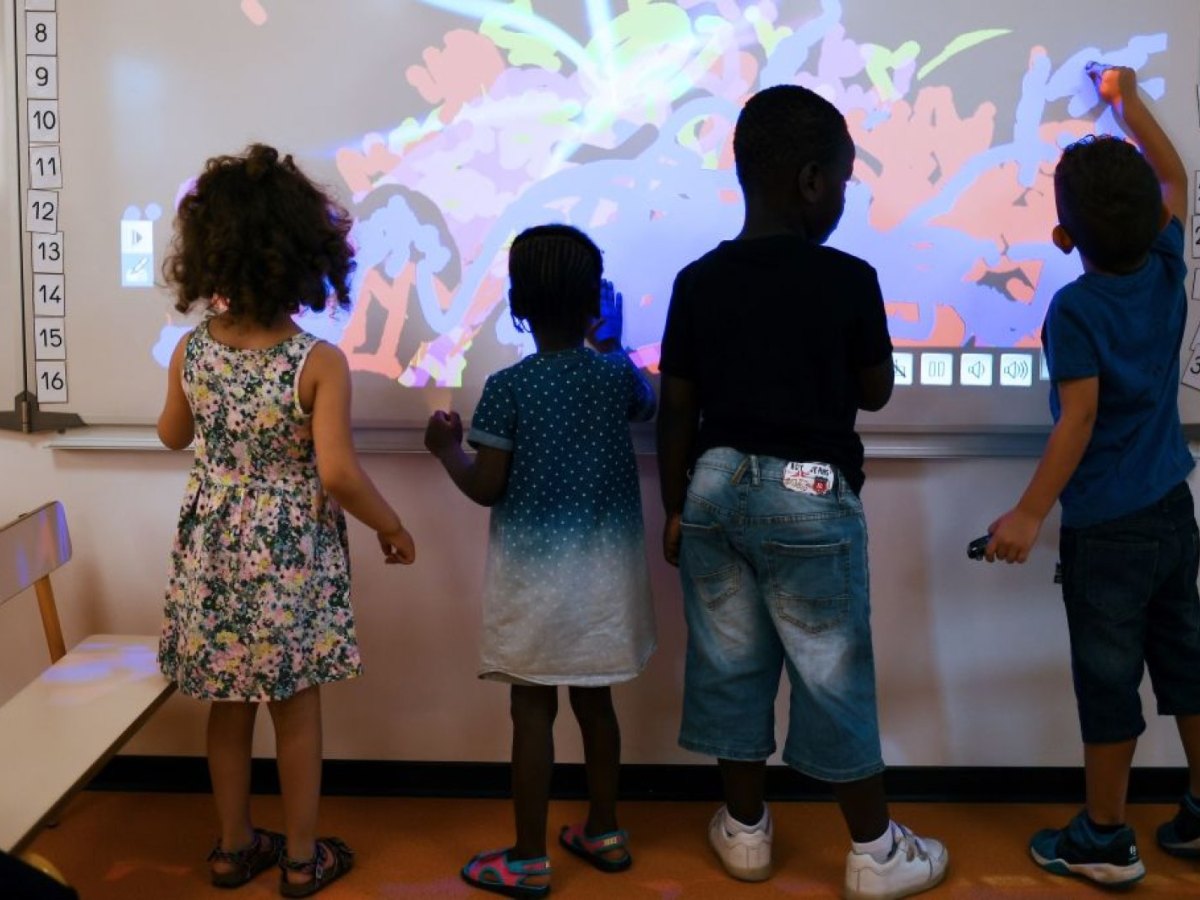 Kinder vor einem Smartboard