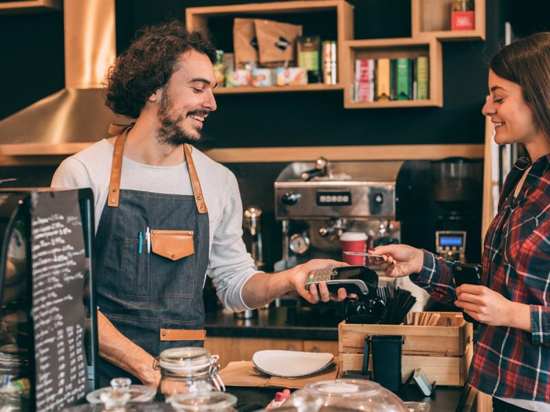 Kreditkarte mit Apple Pay: Diese Frau zahlt so oder so kontaktlos.