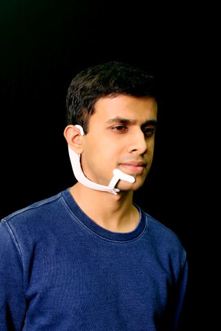 Arnav Kapur, einer der studentischen Forscher am MIT Media Lab zeigt: So sieht das AlterEgo Headset aus.