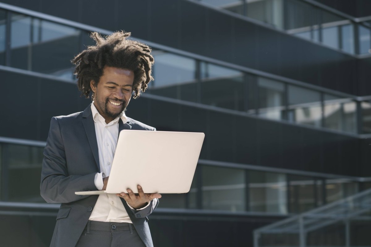 Mann mit Laptop in der Hand