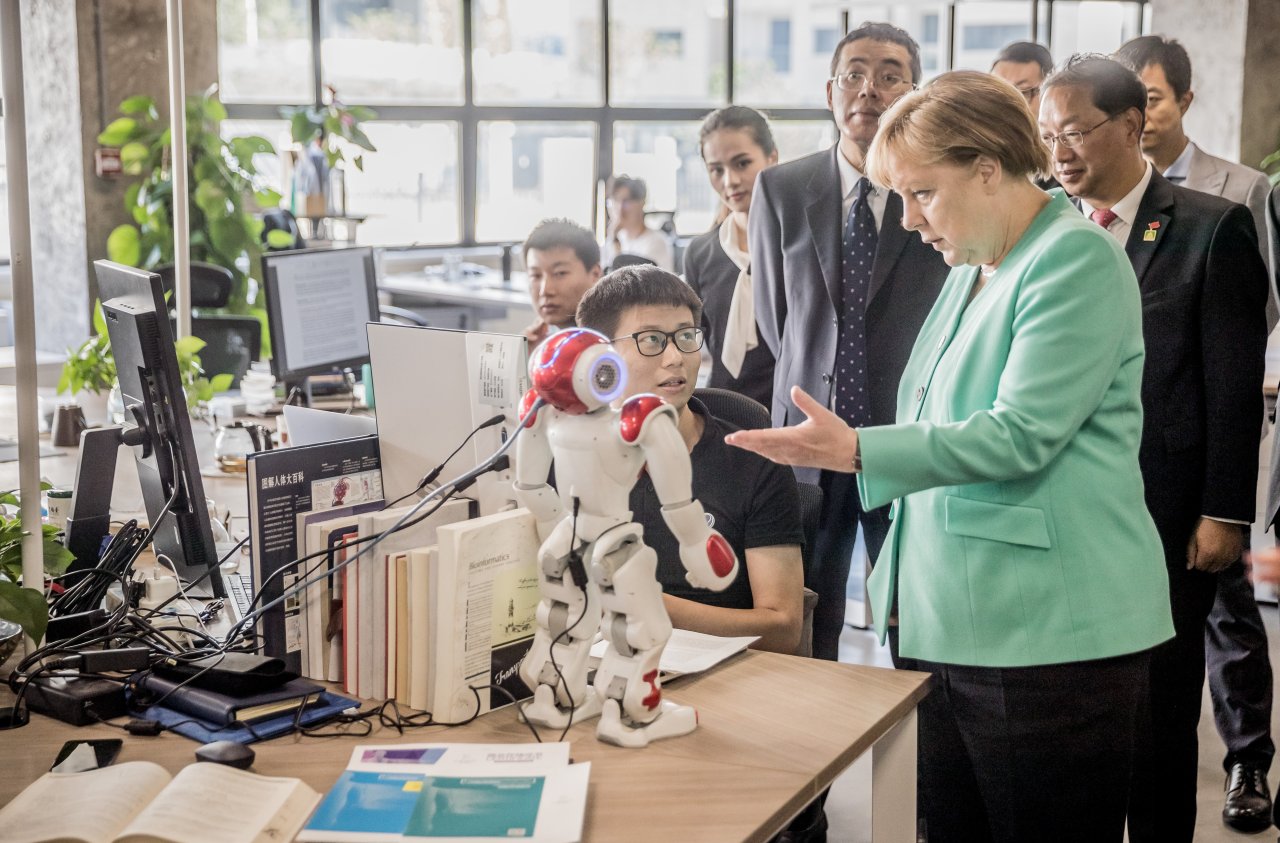 Merkels Besuch bei der Firma iCarbonX: Das Unternehmen will menschliche Körper digital kartografieren.