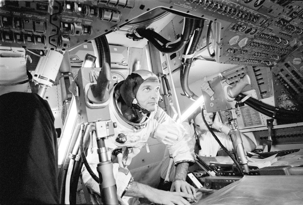 Während Neil Armstrong und "Buzz" Aldrin die Mondoberfläche erkunden, bereitet sich Michael Collins im Kommandomodul "Columbia" auf die Rückkehr der zwei Astronauten vor.