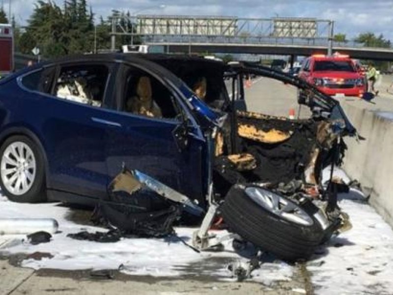 Teslas Model X nach dem tödlichen Unfall