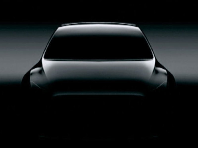 Hier ist die Silhouette der Front des Model Y zu erkennen