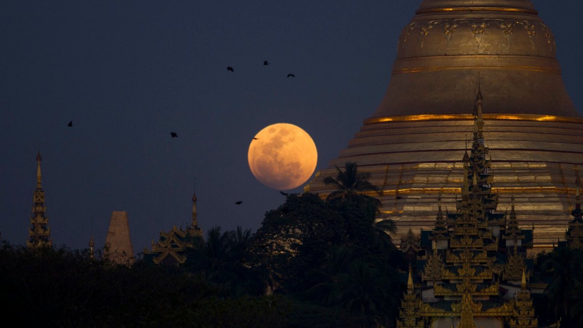Der Jahrhundert-Mond über der Shwedagon-Pagode in Yangon