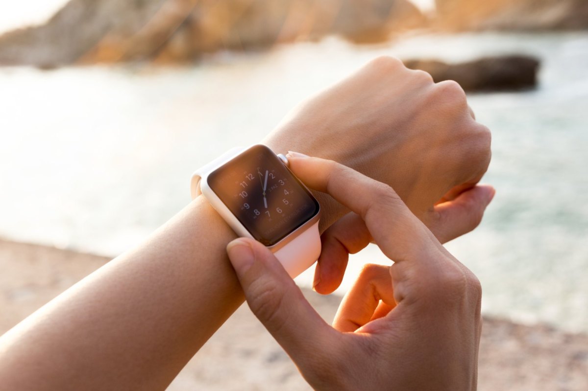 Apple Watch am Handgelenk einer Frau.