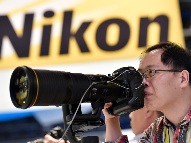 Besucher nutzt Nikon-Kamera auf Messe