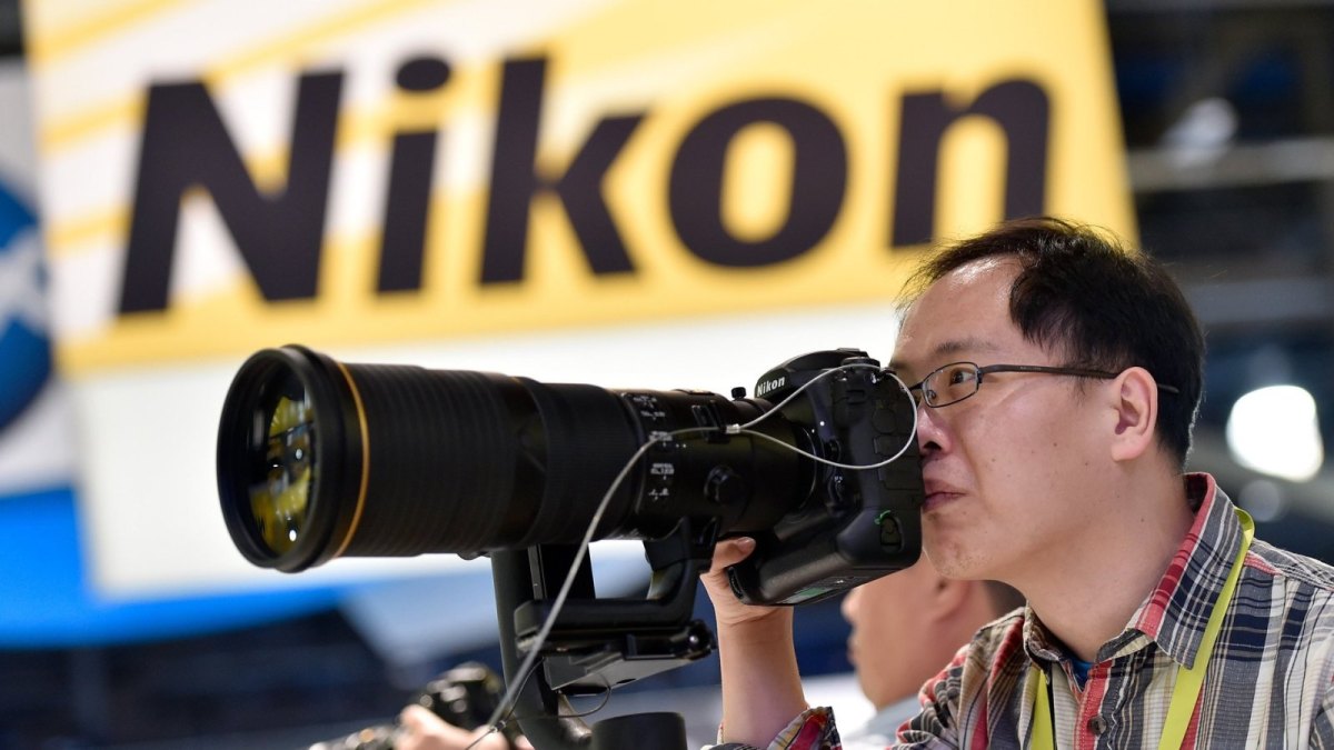 Besucher nutzt Nikon-Kamera auf Messe