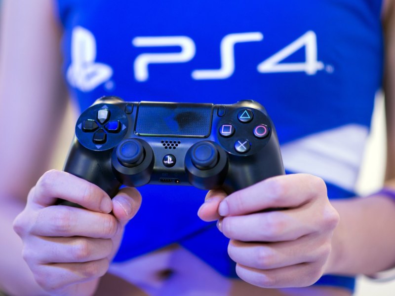 Frau hält PS4-Controller