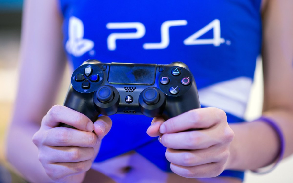 Frau hält PS4-Controller