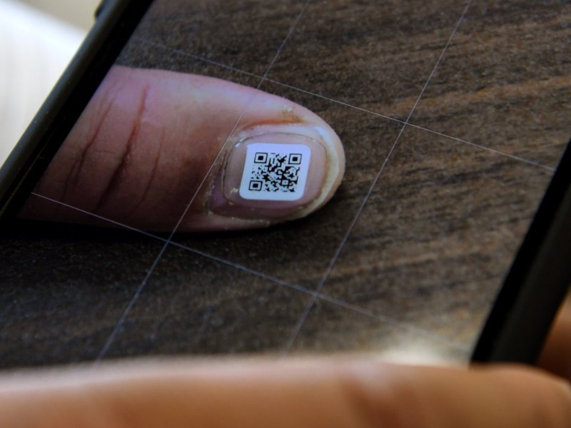 QR Code auf einem Fingernagel