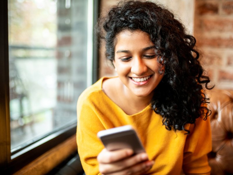 Eine Frau schaut auf ihr Smartphone