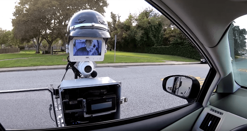 Sogar einen Polizeihelm trägt der "RoboCop" des SRI International.