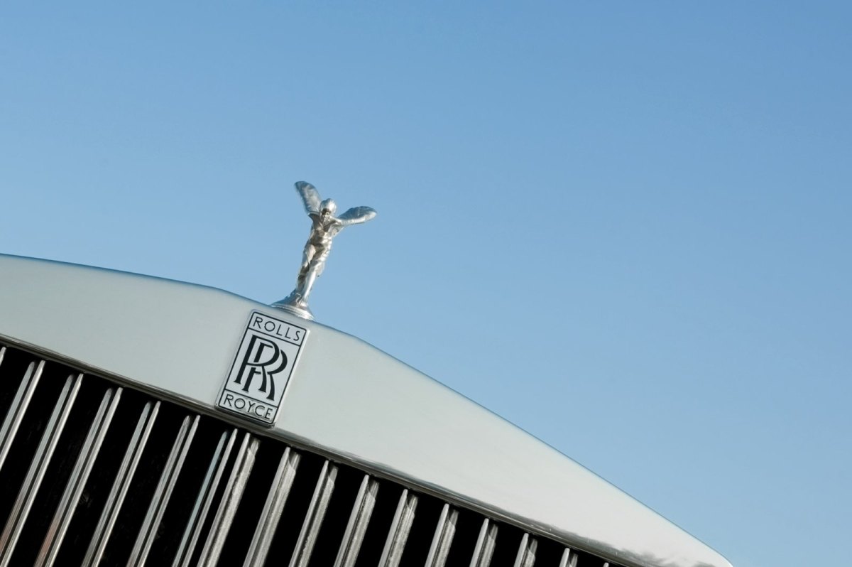 Rolls-Royce Figur auf einem Auto.