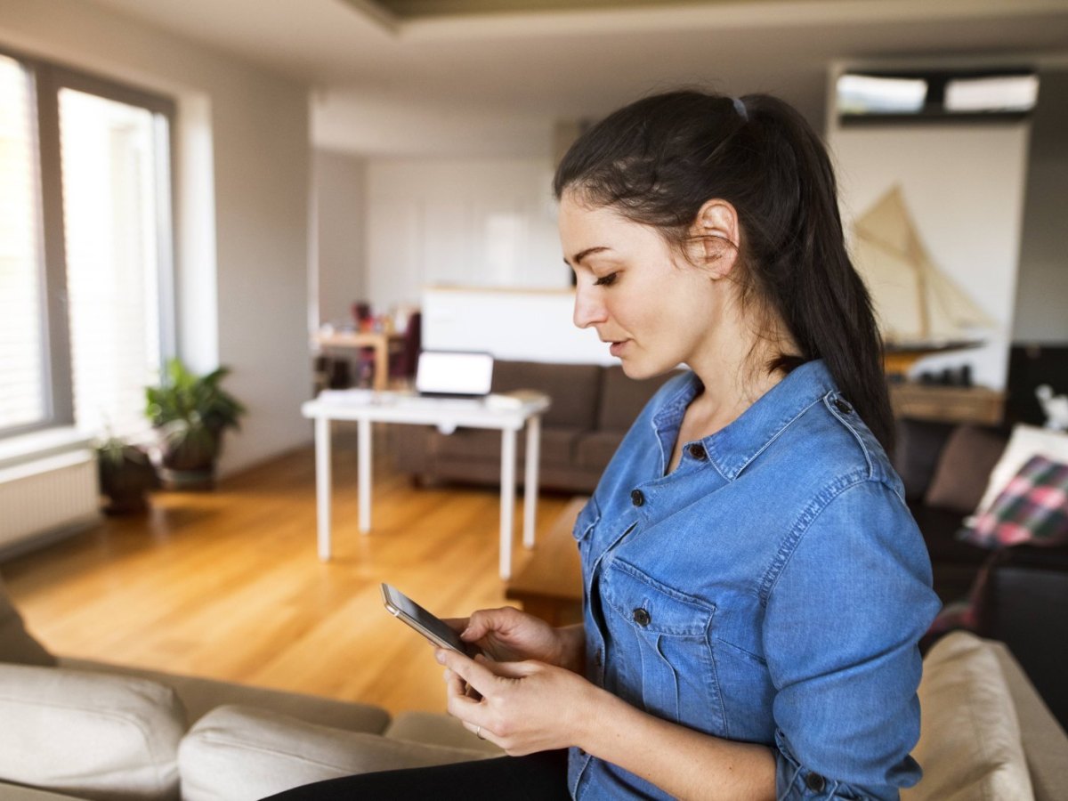 Frau mit Smartphone in der Hand