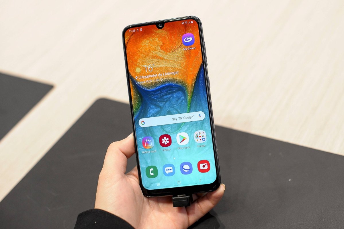 Samsung Galaxy A50 wird in der Hand gehalten.