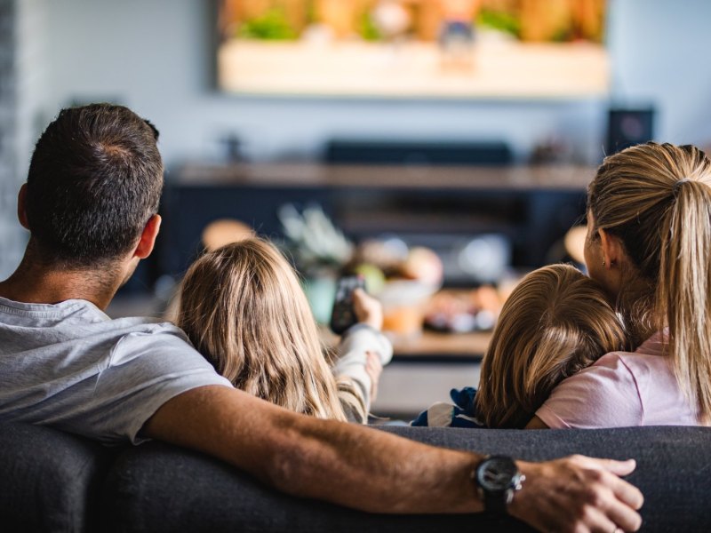 Familie sieht fern