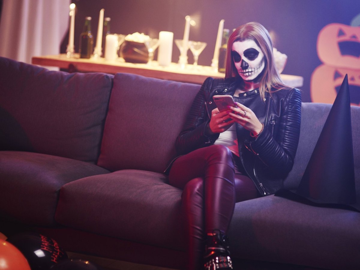 Smartphone bei einer Halloween-Party