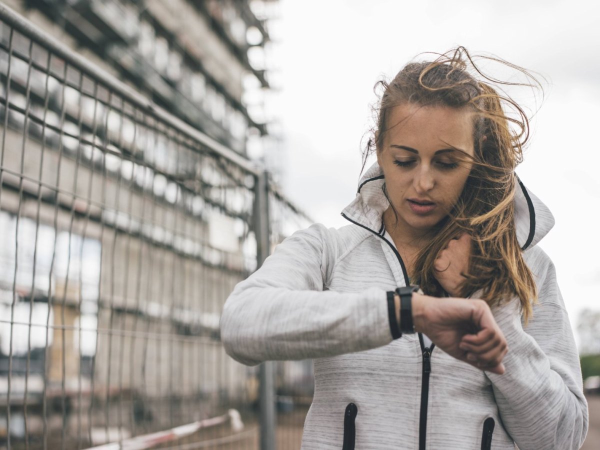 Eine Frau schaut auf ihre Smartwatch