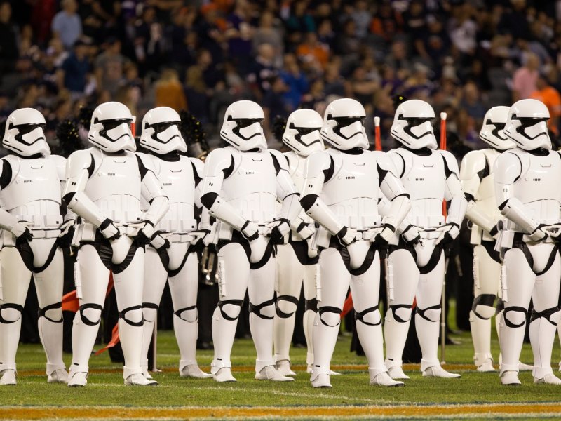 Als Storm Troopers verkleidete Personen auf einem Spielfeld während der Halbzeit