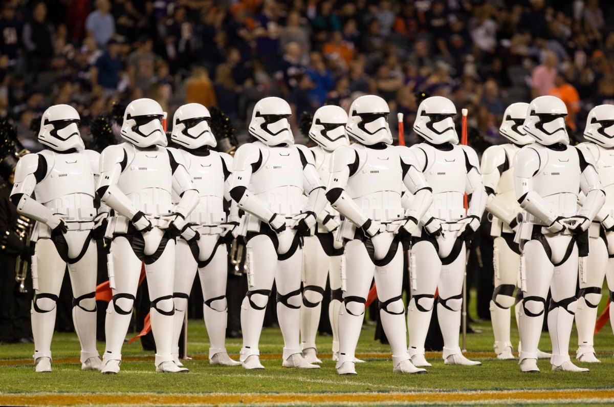 Als Storm Troopers verkleidete Personen auf einem Spielfeld während der Halbzeit