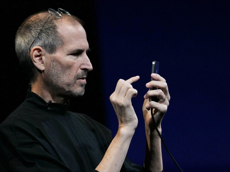 Steve jobs tippt am iPhone