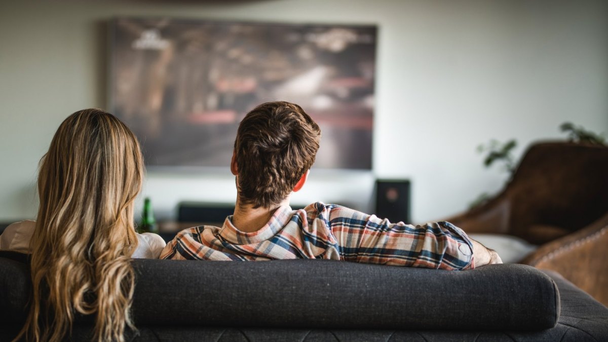 Mann und Frau schauen Fern.