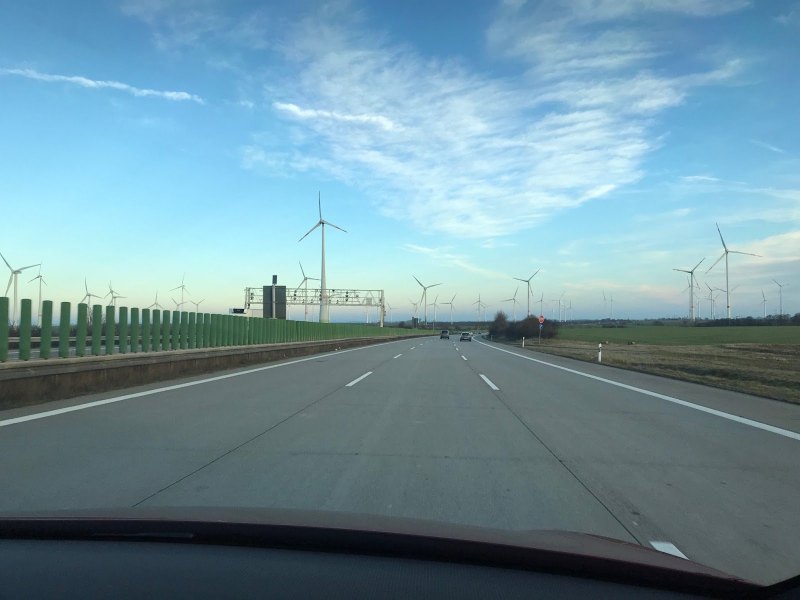 Foto von der Fahrbahn mit Blick auf Windräder