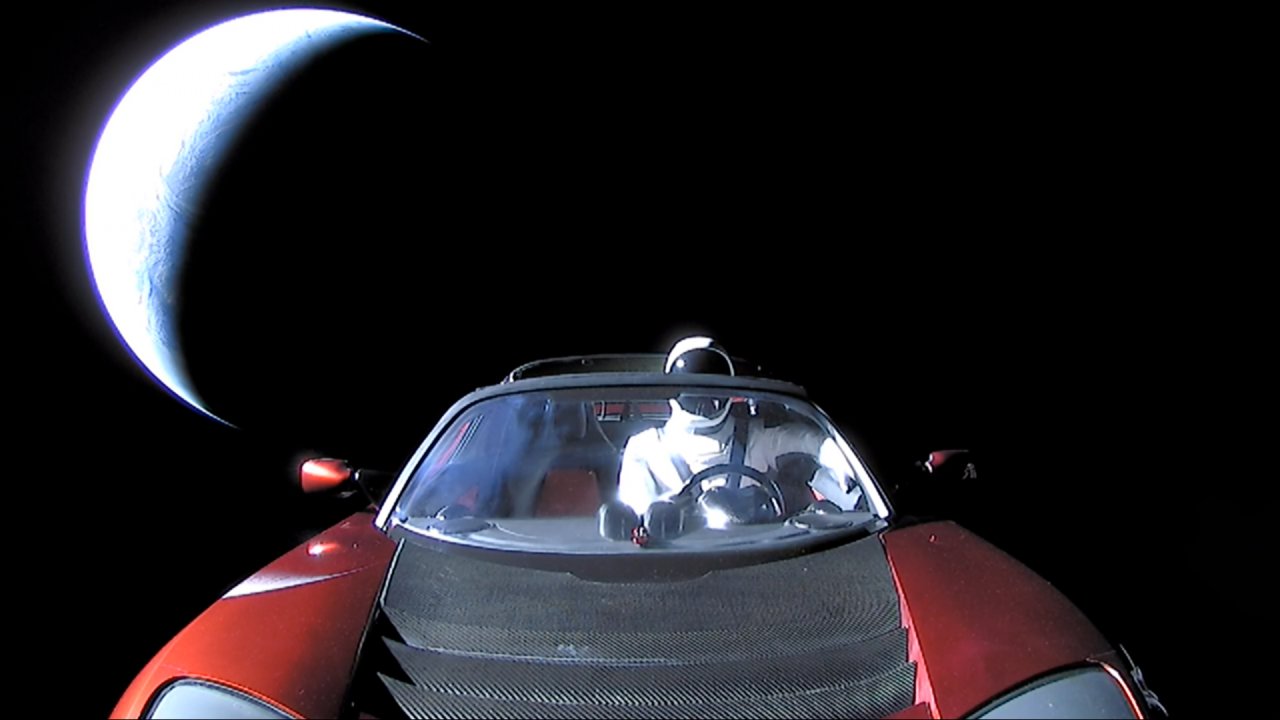 Teslas Roadster im All: Die Falcon Heavy-Rakete beförderte ihn dorthin. Mit an Bord: eine Puppe namens Starman.