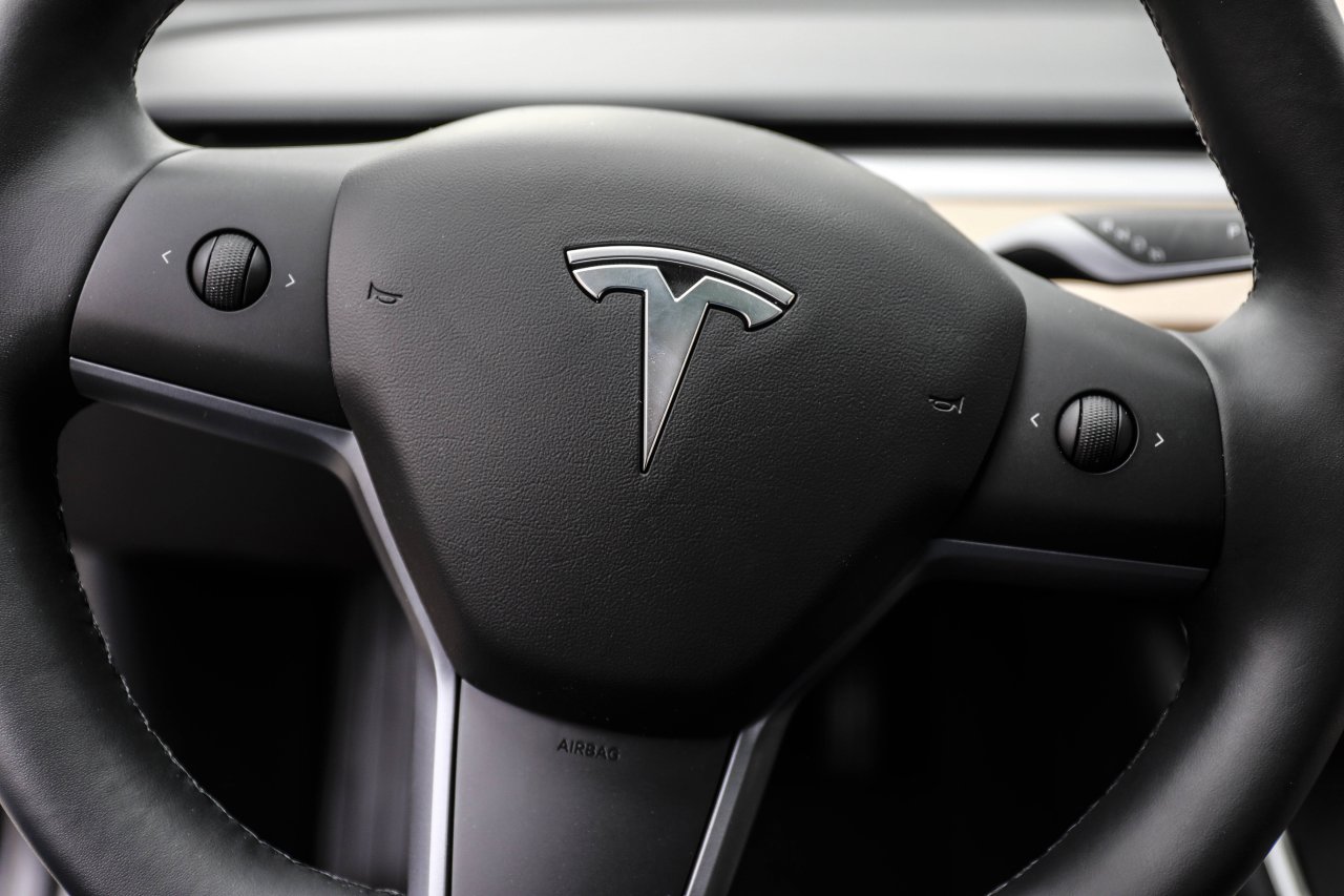 Fahren ohne die Hände am Lenkrad zu haben: Der Autopilot von Tesla macht's möglich.