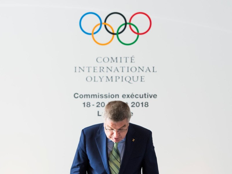 IOC-Logo und Thomas Bach