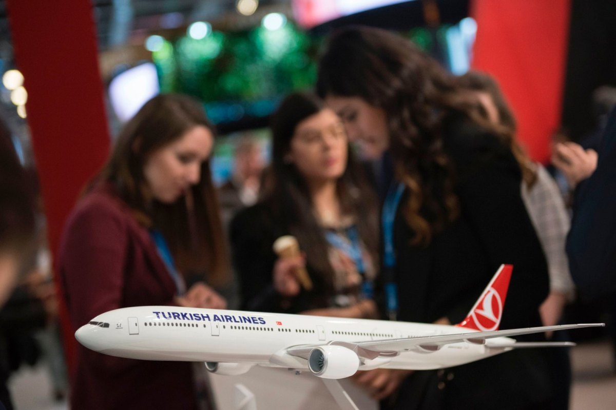 Modell eines Turkish Airlines-Flugzeuges mit Personen im Hintergrund