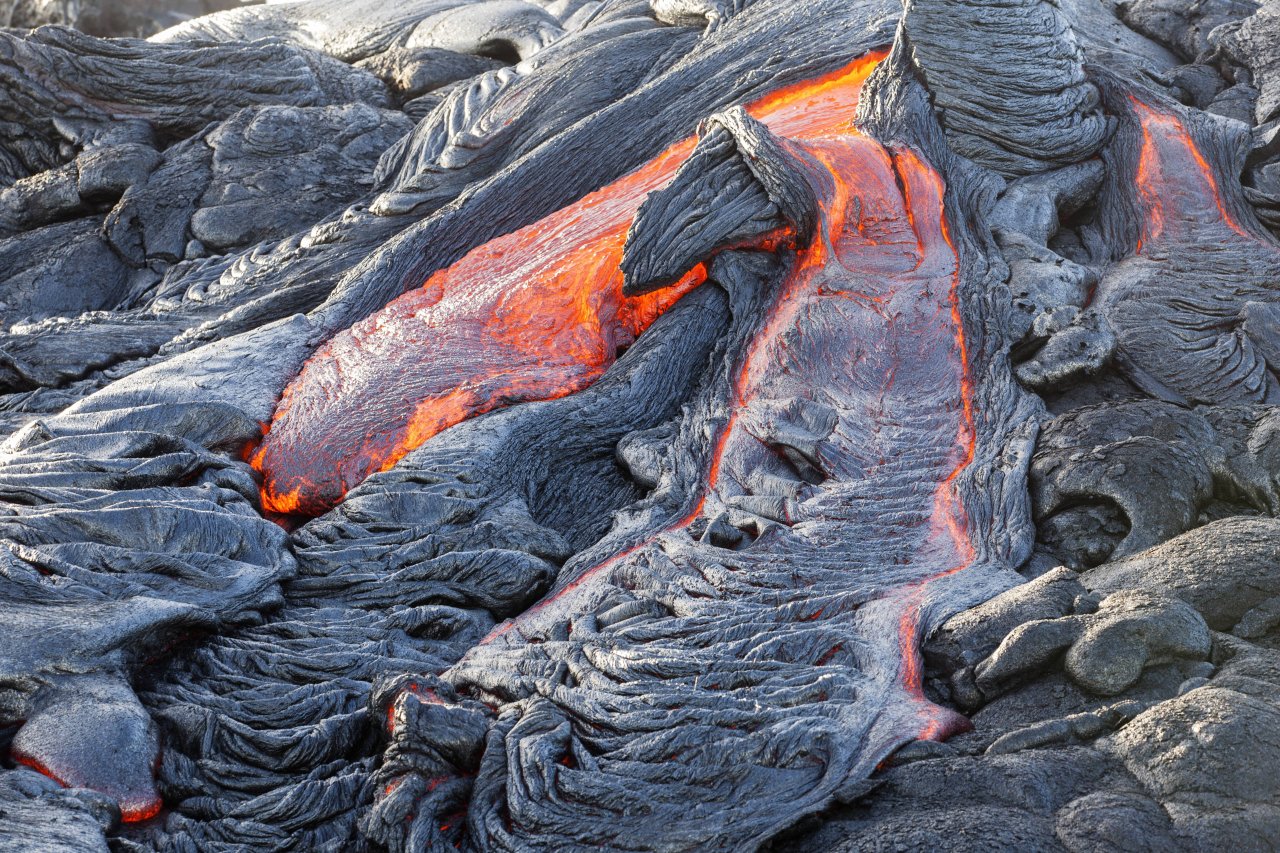 Heiße Lava strömt aus dem Krater des Vulkans nach einem Ausbruch.