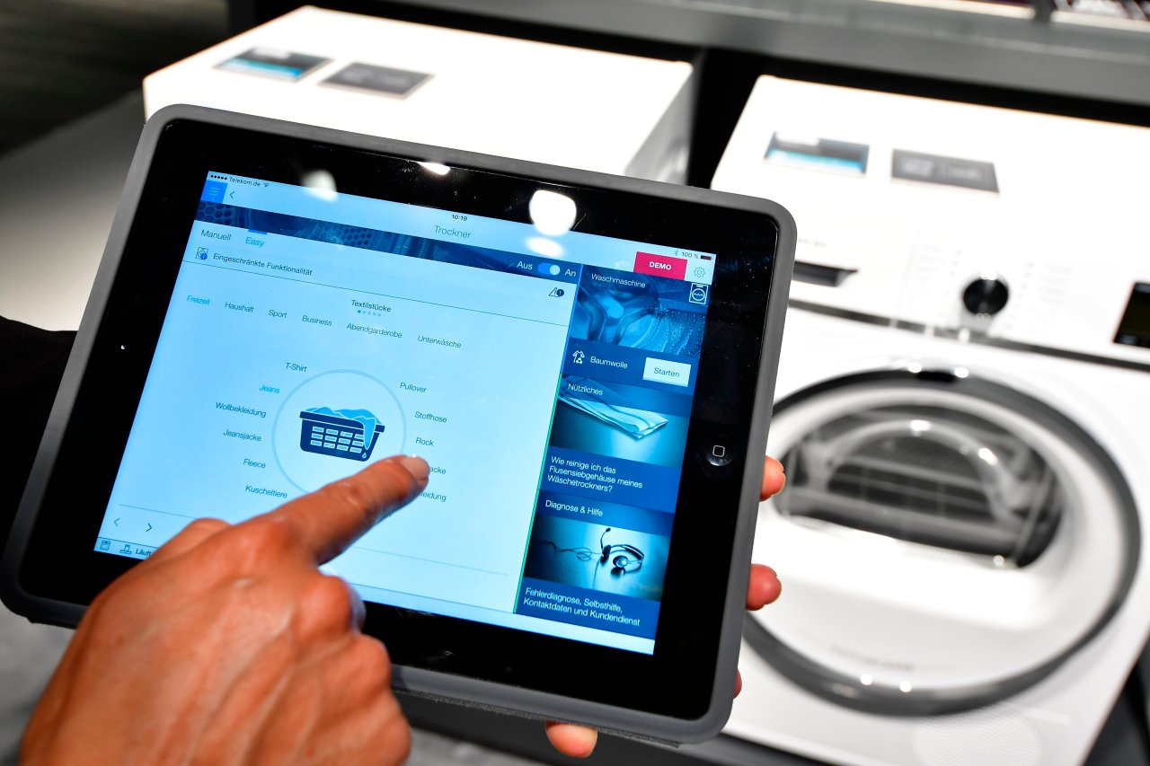 Mit dem Tablet die Waschmaschine im Haus steuern, auch das gehört zu Smart Home-Systemen.