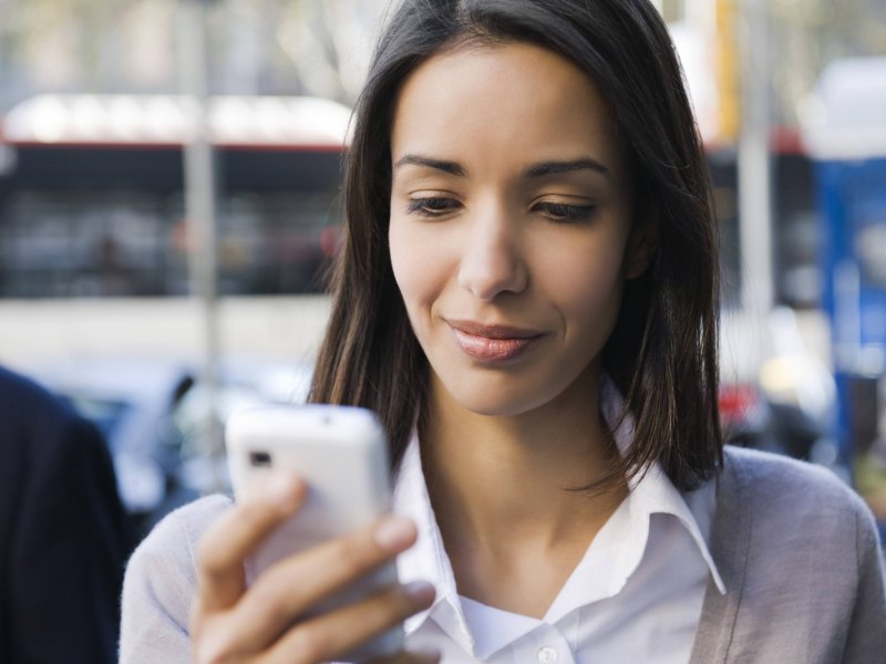 Eine Frau schaut auf ihr Smartphone