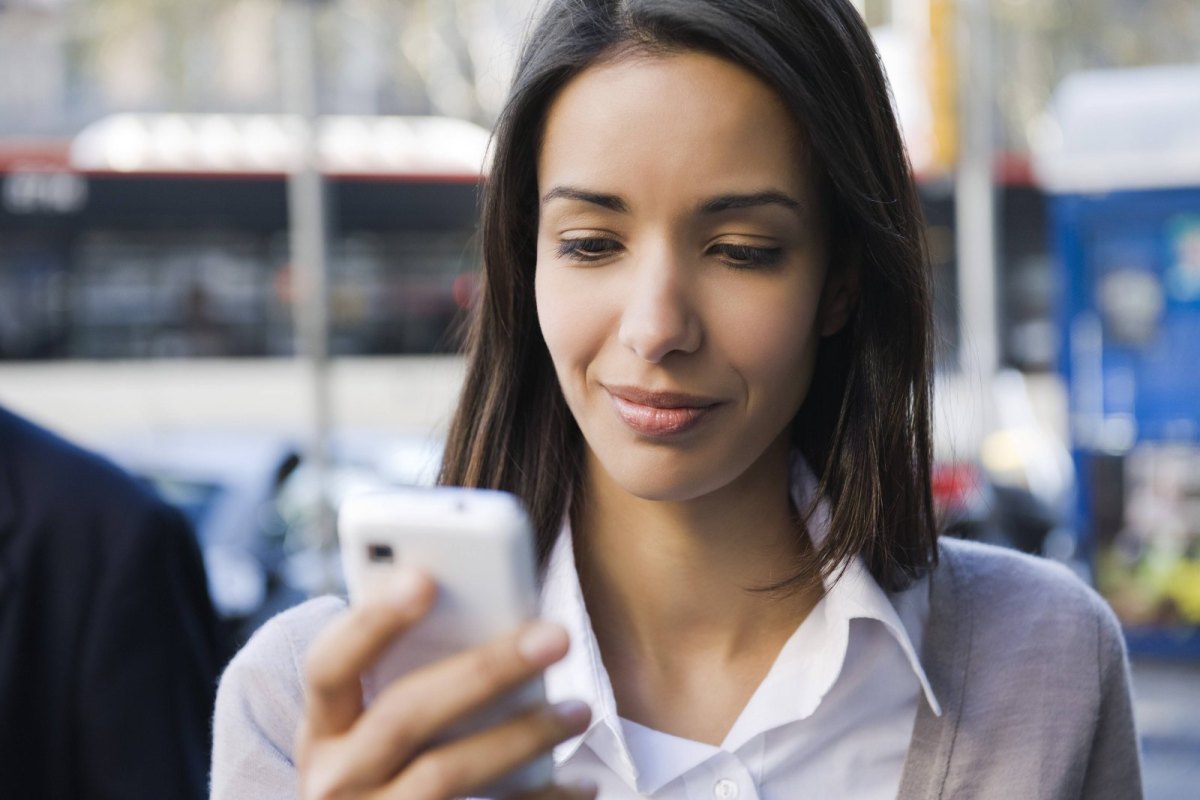 Eine Frau schaut auf ihr Smartphone