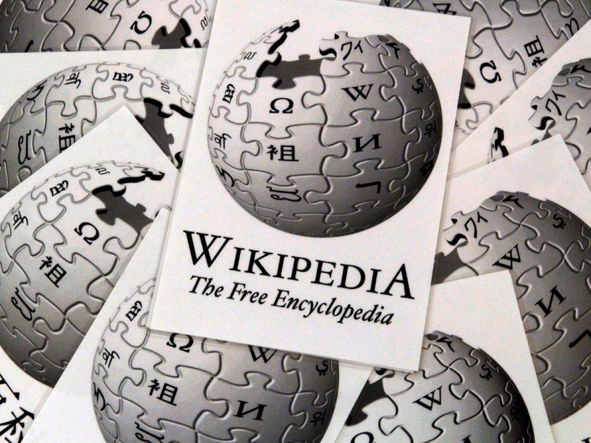 Wikipedia-Logos auf einem Haufen