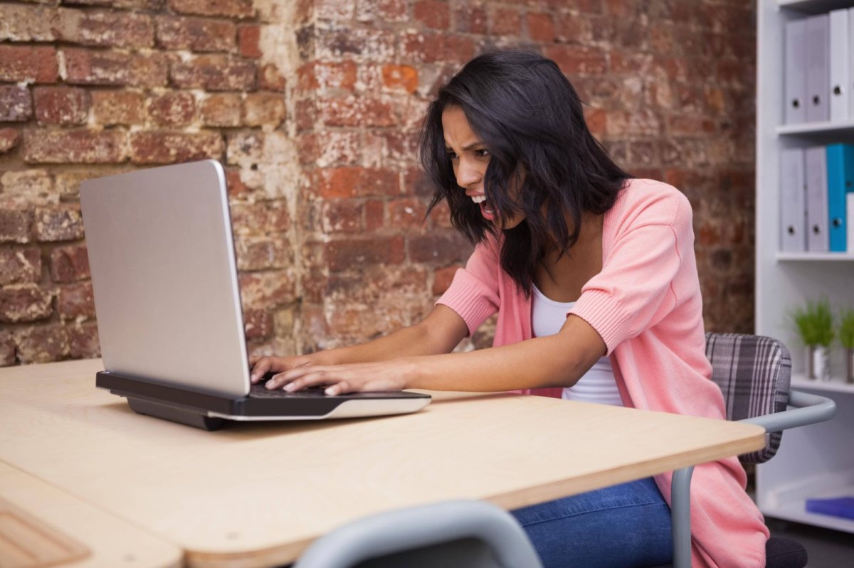 Frau vor einem Laptop