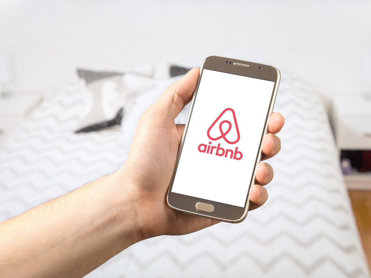 airbnb Logo