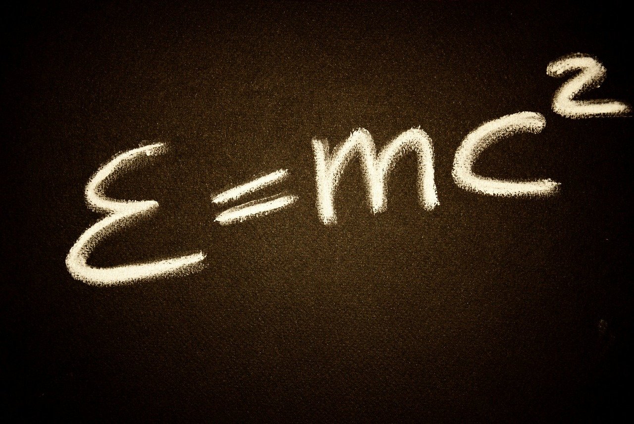 E = mc², das ist Einsteins berühmte Formel.