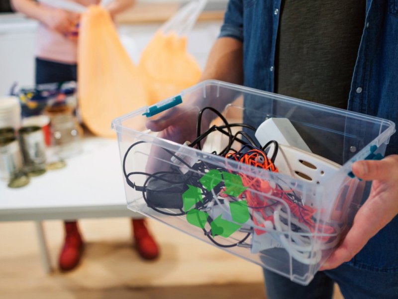 Elektromüll in einer Box zum Recyceln.