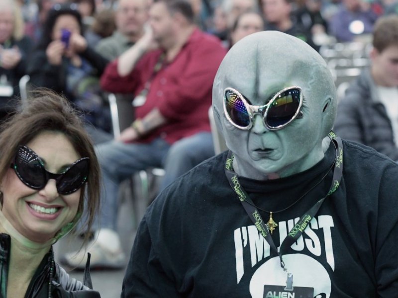 Frau und Mann mit Alien-Maske