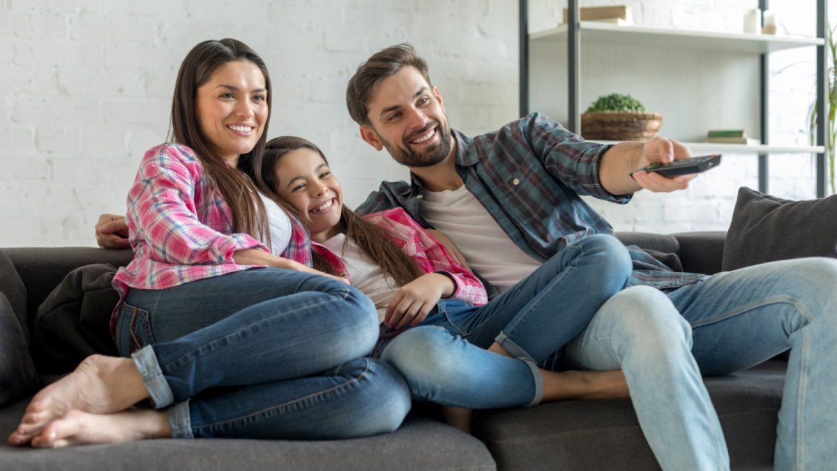 Familie guckt Fersehen über Amazon Fire TV Stick