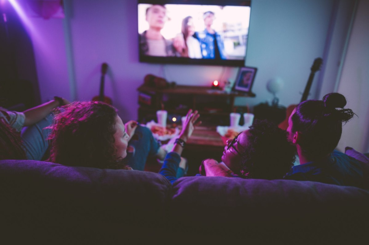 Menschen vor einem Fernseher