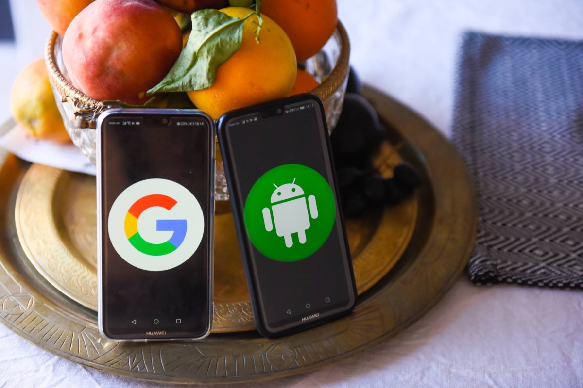 Zwei Smartphones mit Google- und Android-Logo