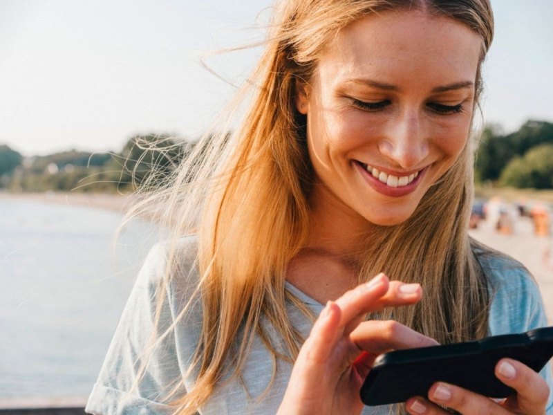 Frau mit Smartphone