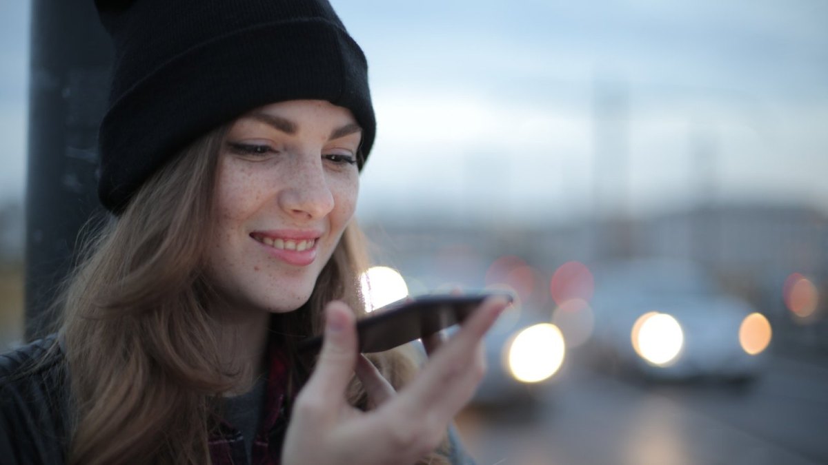 Eine Frau spricht in ihr Smartphone.