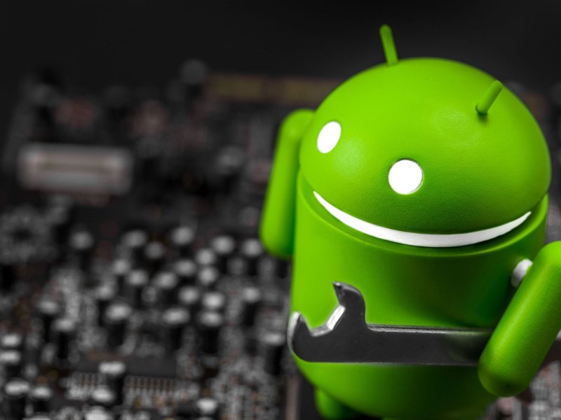 Android-Figur mit Schraubenschlüssel