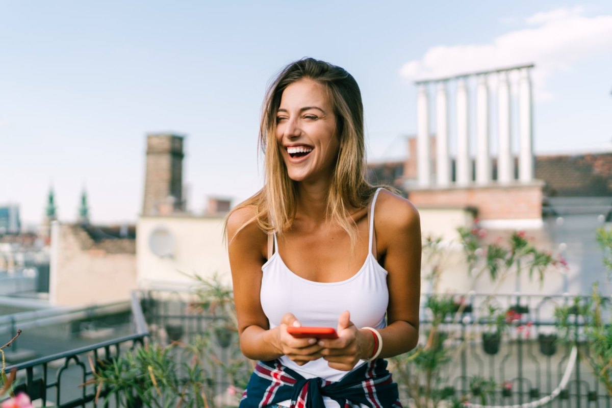 frau mit smartphone